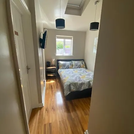 Private Room And Bathroom With Private Entrance Near Warwick Town Centre Exterior photo