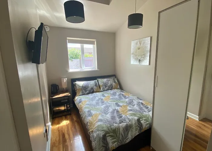 Private Room And Bathroom With Private Entrance Near Warwick Town Centre