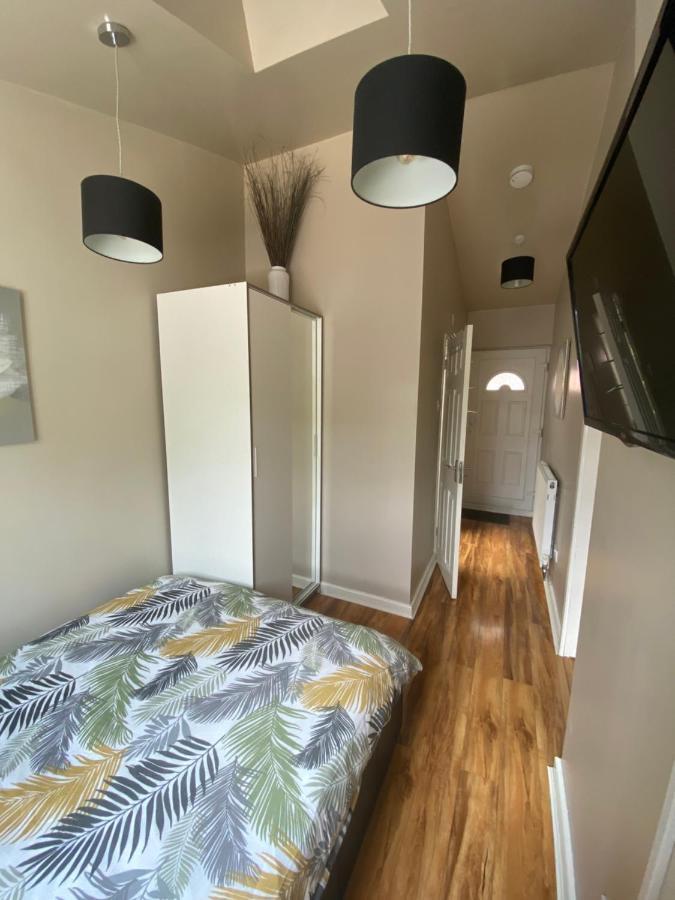 Private And Bathroom With Private Entrance Near Warwick Town Centre *