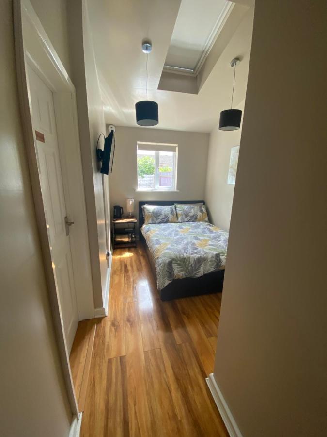 Homestay Private And Bathroom With Private Entrance Near Warwick Town Centre *